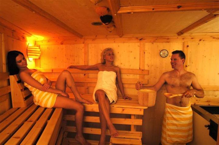 Hotel Kristall B&B イシュグル エクステリア 写真