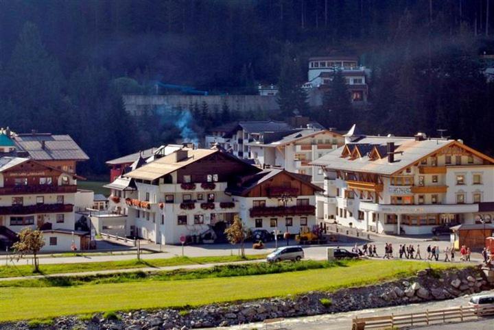 Hotel Kristall B&B イシュグル エクステリア 写真