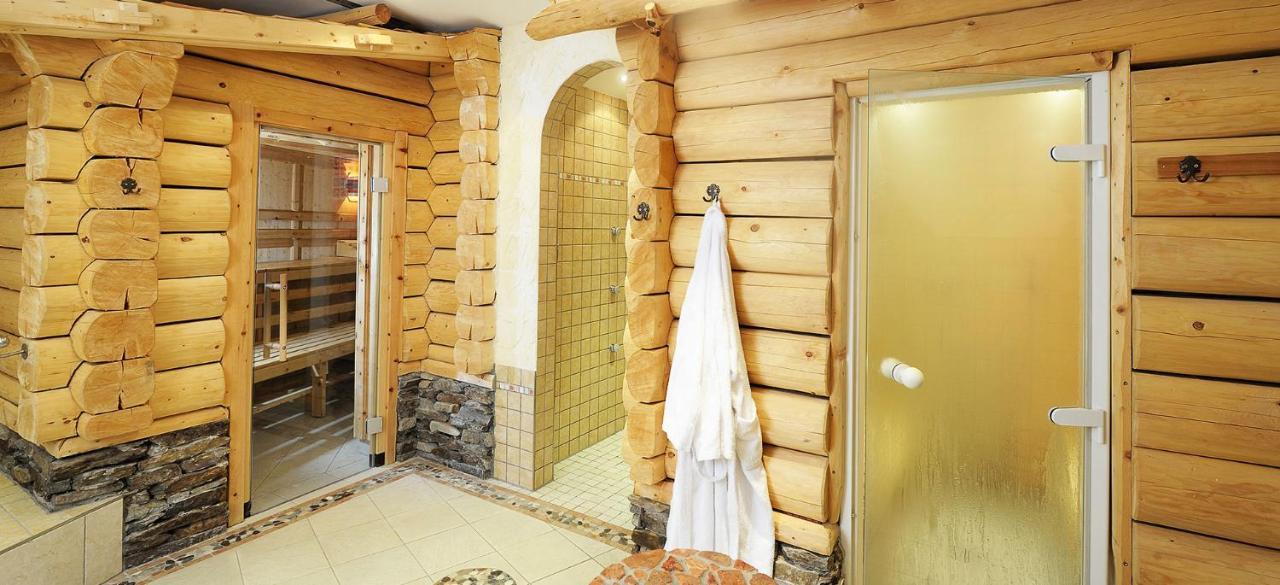 Hotel Kristall B&B イシュグル エクステリア 写真