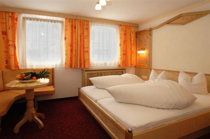 Hotel Kristall B&B イシュグル エクステリア 写真
