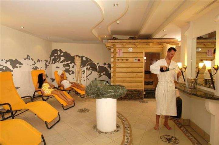Hotel Kristall B&B イシュグル エクステリア 写真