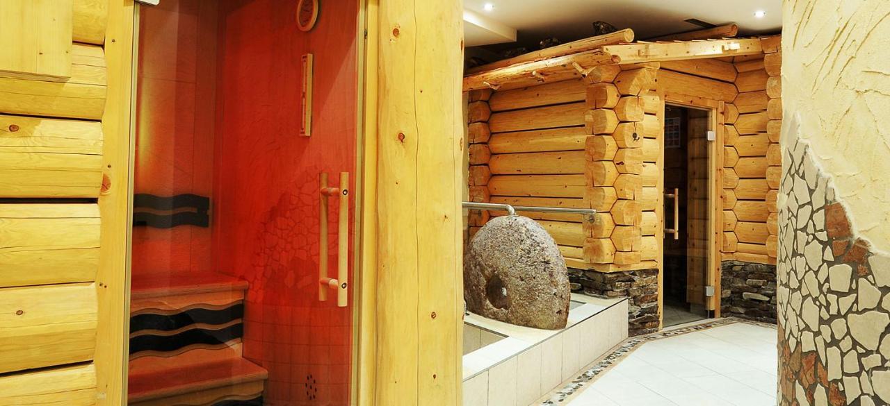 Hotel Kristall B&B イシュグル エクステリア 写真